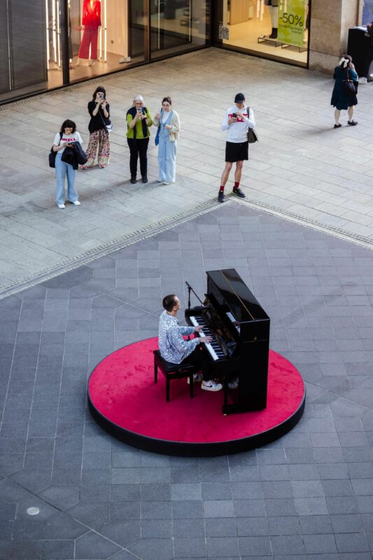 The Piano
In der 'Mall of Berlin': Abiturient Nikita (20) aus Montabaur, Rheinland-Pfalz  +++ Die Verwendung des sendungsbezogenen Materials ist nur mit dem Hinweis und Verlinkung auf RTL+ gestattet. +++