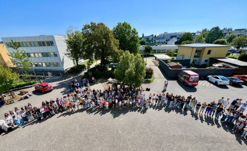 Verabschiedung Conradi, Schüler, Schulgemeinschaft, Schulhof