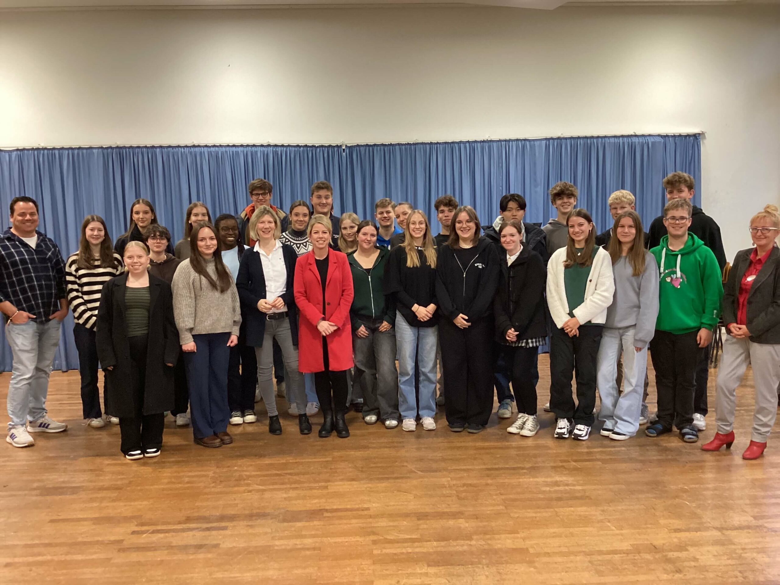 Schulbesuchstag Landtag Gruppenbild 2024 Horstmann Groß