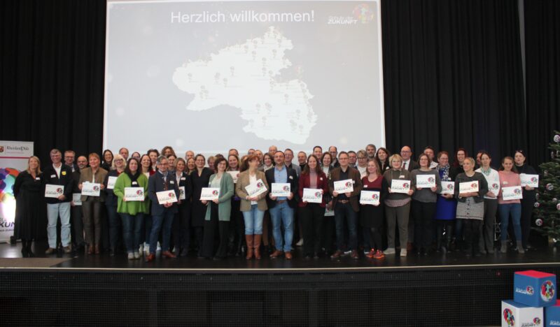 Schule der Zukunft, Gruppenfoto, Kick-off-Veranstaltung Ingelheim, Jonas Birk BM