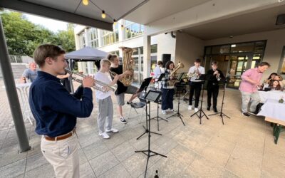 Sommerabend im Internat: Ein stimmungsvoller Jahresabschluss mit Musik, Genuss und Gemeinschaft