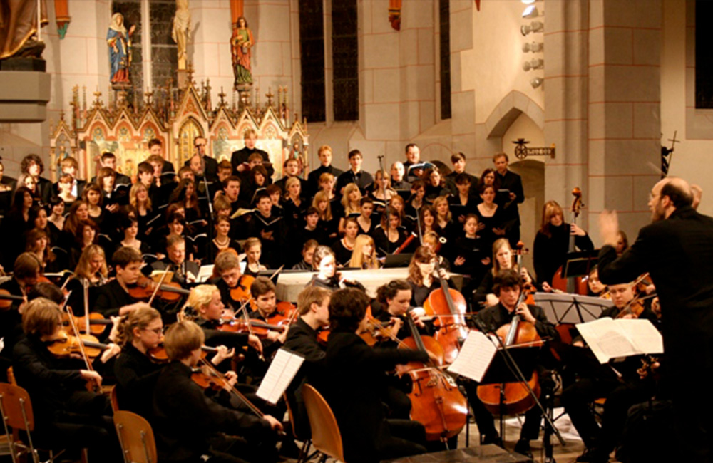 Der Oberstufenchor des Landesmusikgymnasiums Art of the Voice und Kammerphilharmonie "Musica-Viva"