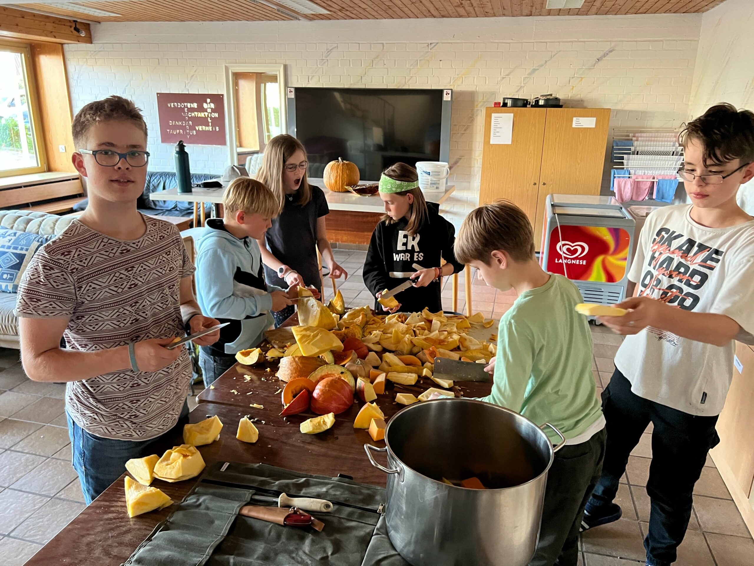 Traditionelles Kochen von Kürbismarmelade am Landesmusikgymnasium Rheinland-Pfalz