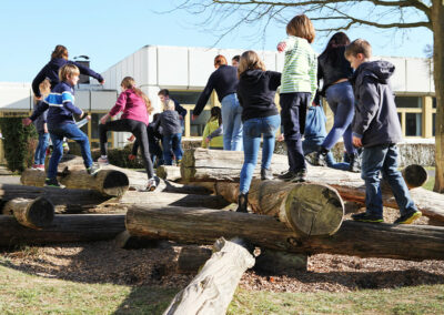 GTS Kinder spielen draußen